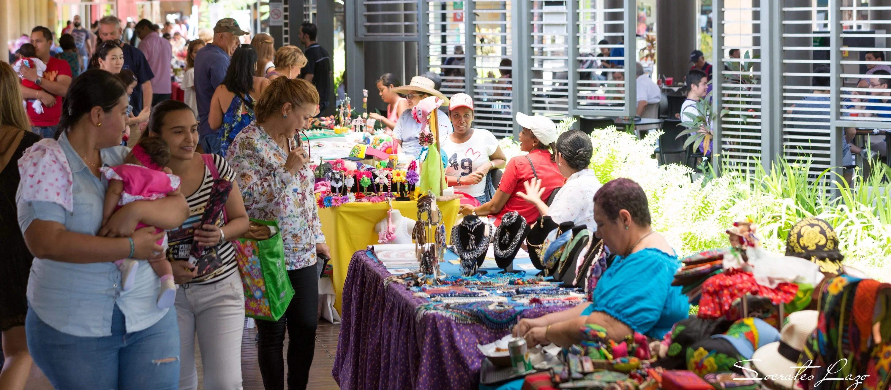 Personas reunidas comprando en el bazar de Ciudad del Saber