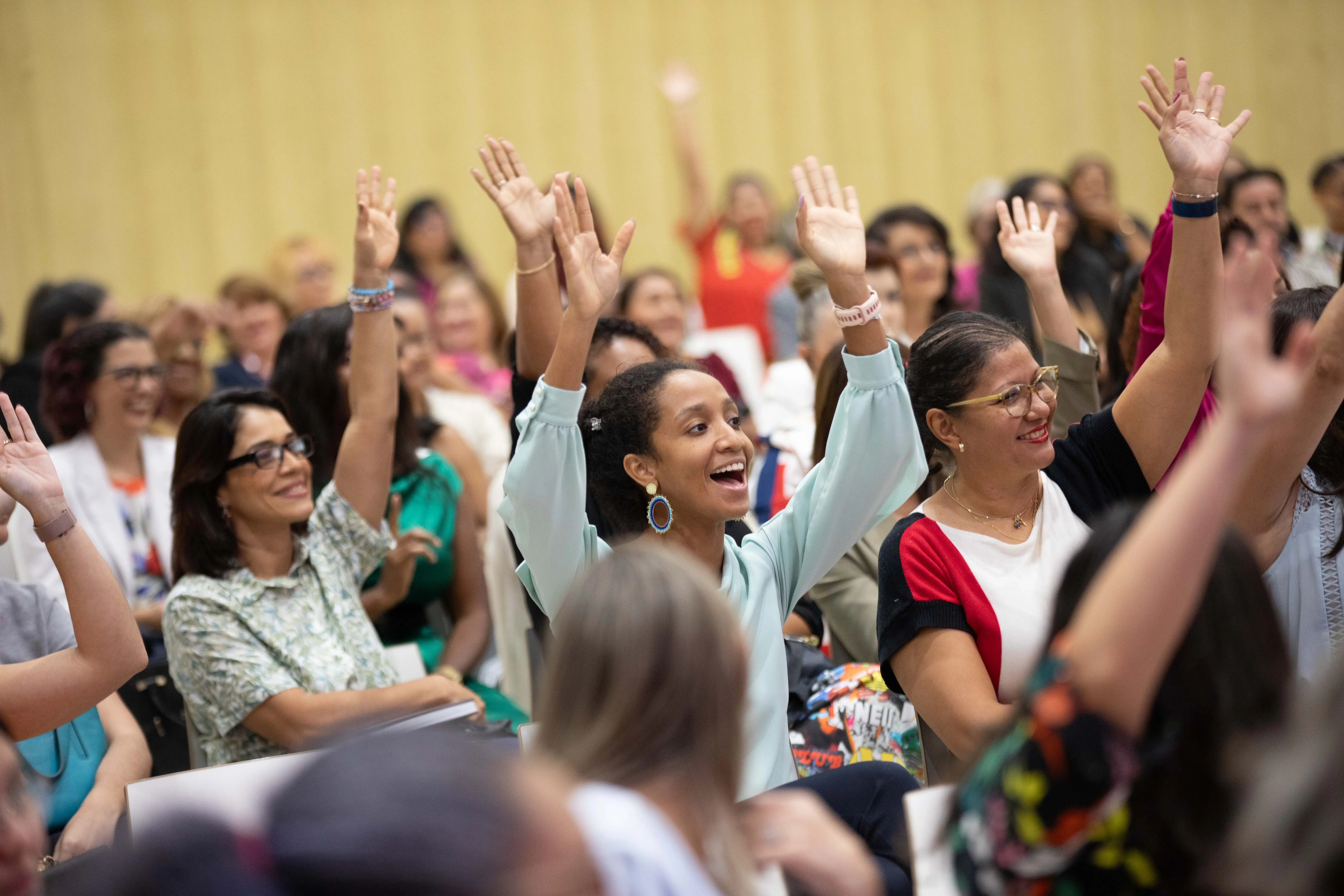 Mujeres empresarias levanta su mano durante una charla en Ciudad del Saber, programa Canal de Empresarias