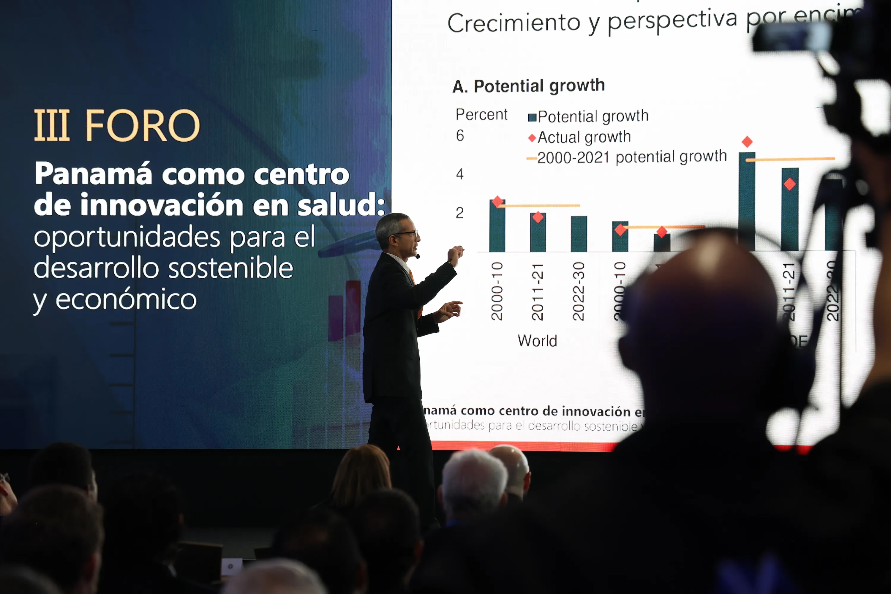 Expositor explica cifras en un foro en Ciudad del Saber