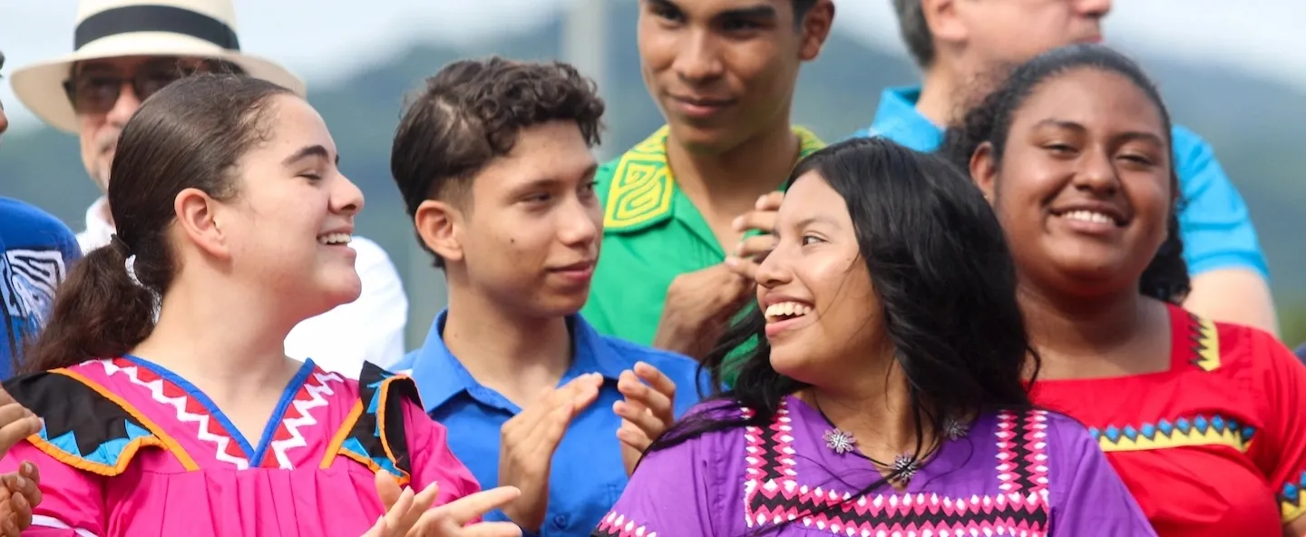 Mujeres de la comunidad sonrientes participan en Ciudad del Saber