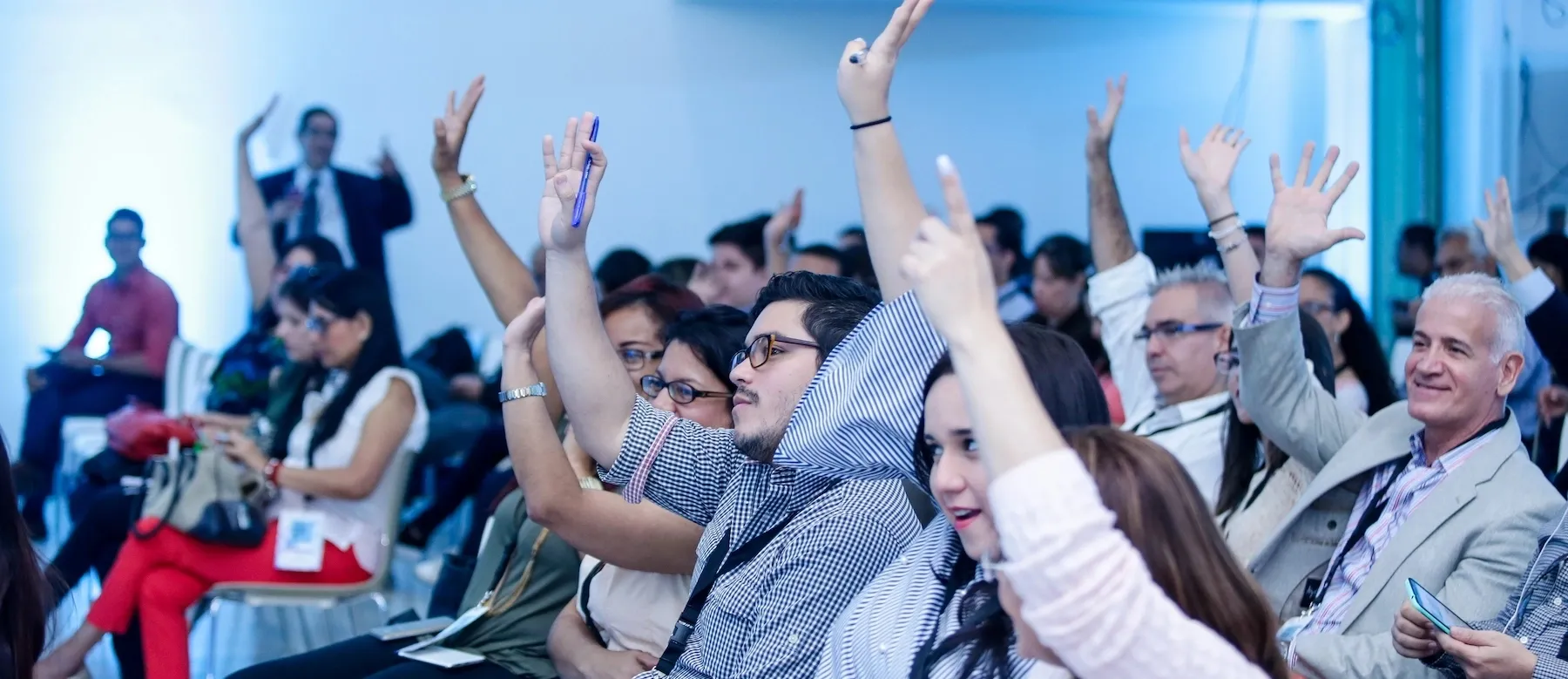 Asistentes a charla en Ciudad del Saber levanta la mano luego de una pregunta