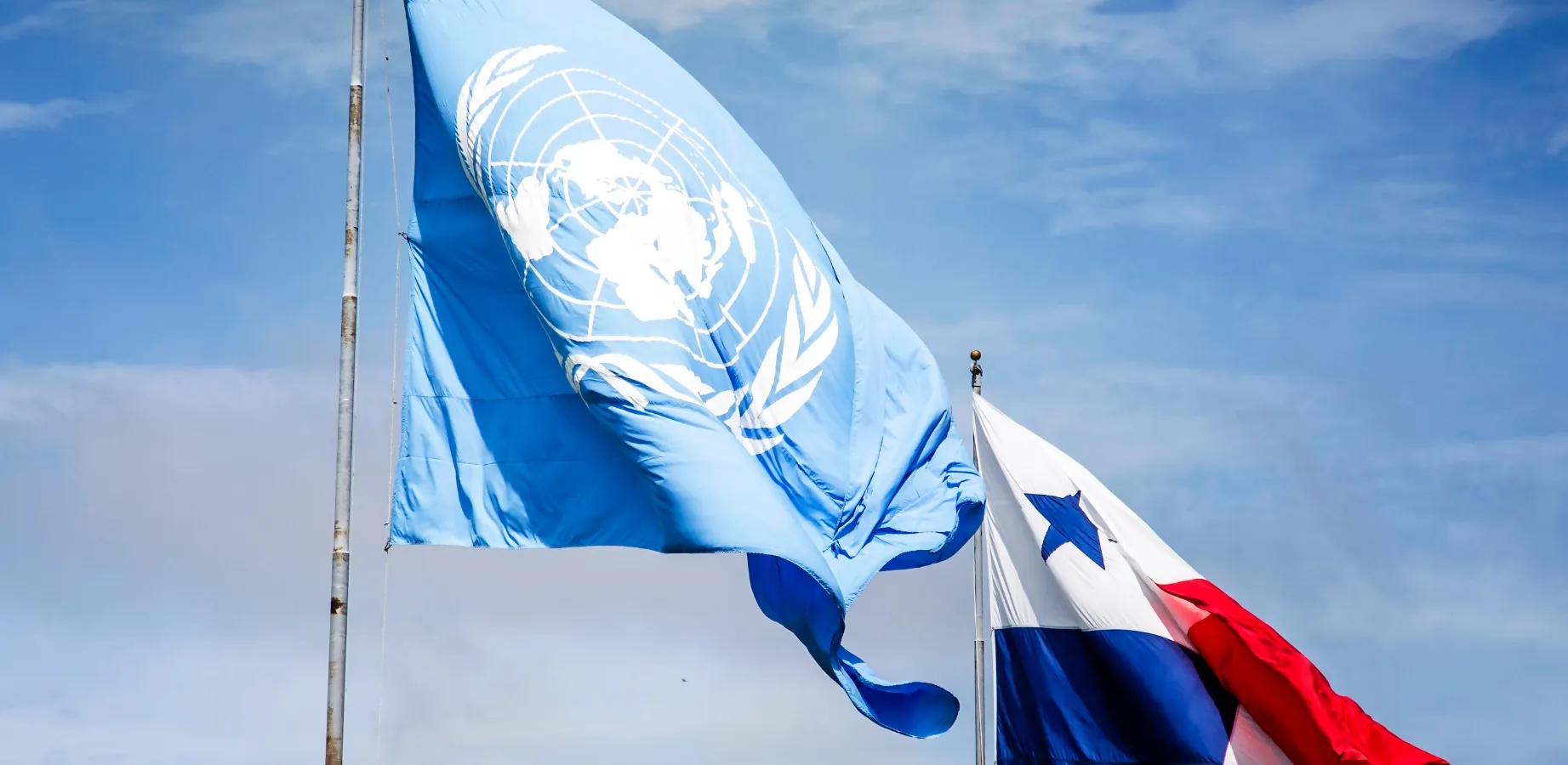 Bandera de la Organización de las Naciones Unidas y la de Panamá