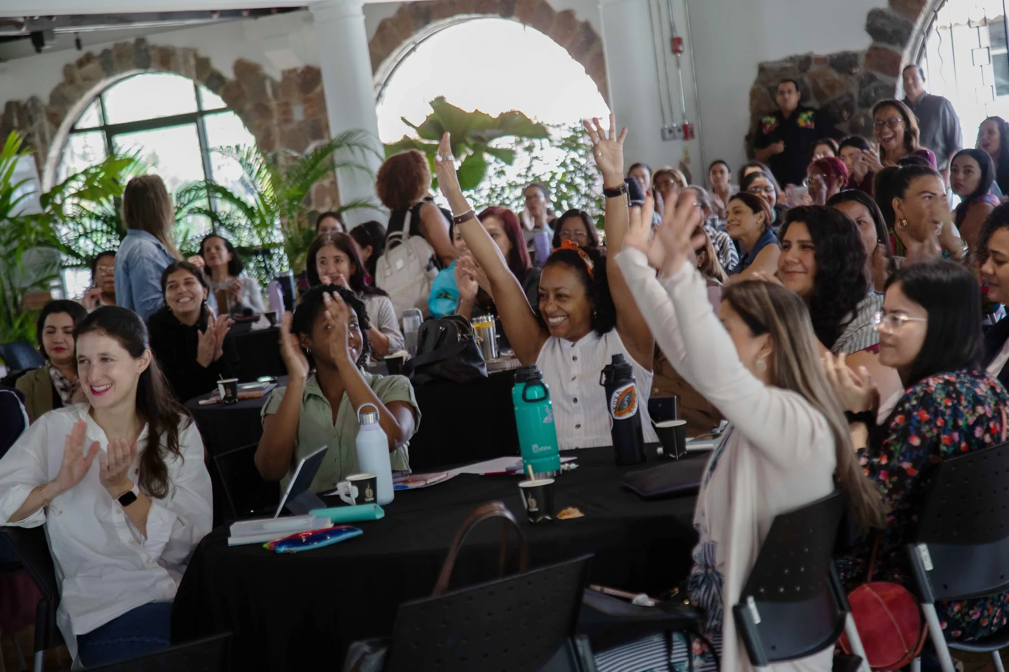 Mujeres sonrientes participan del Programa de emprendimiento avanzado