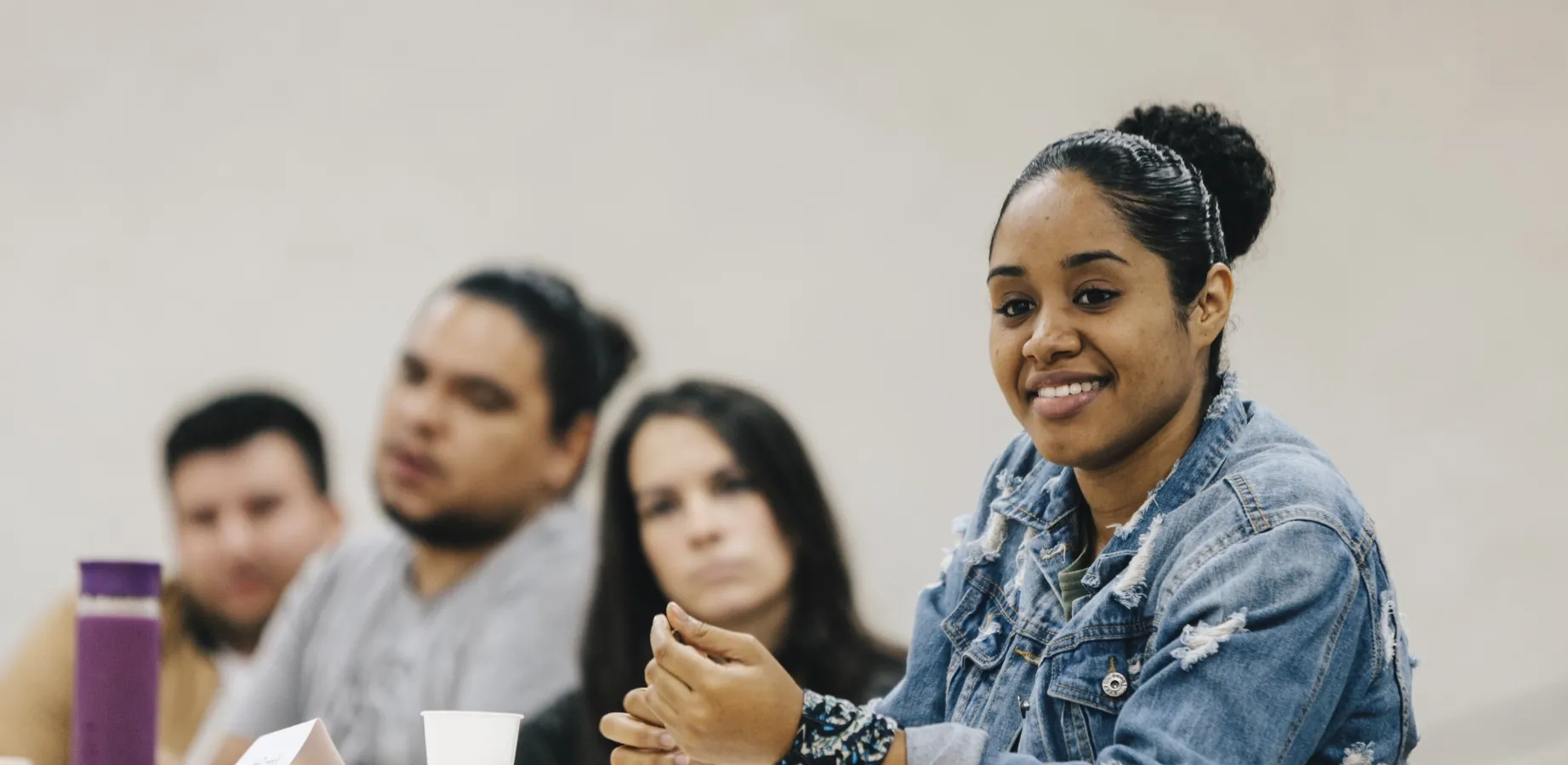 Personas sonrientes comparten en clase