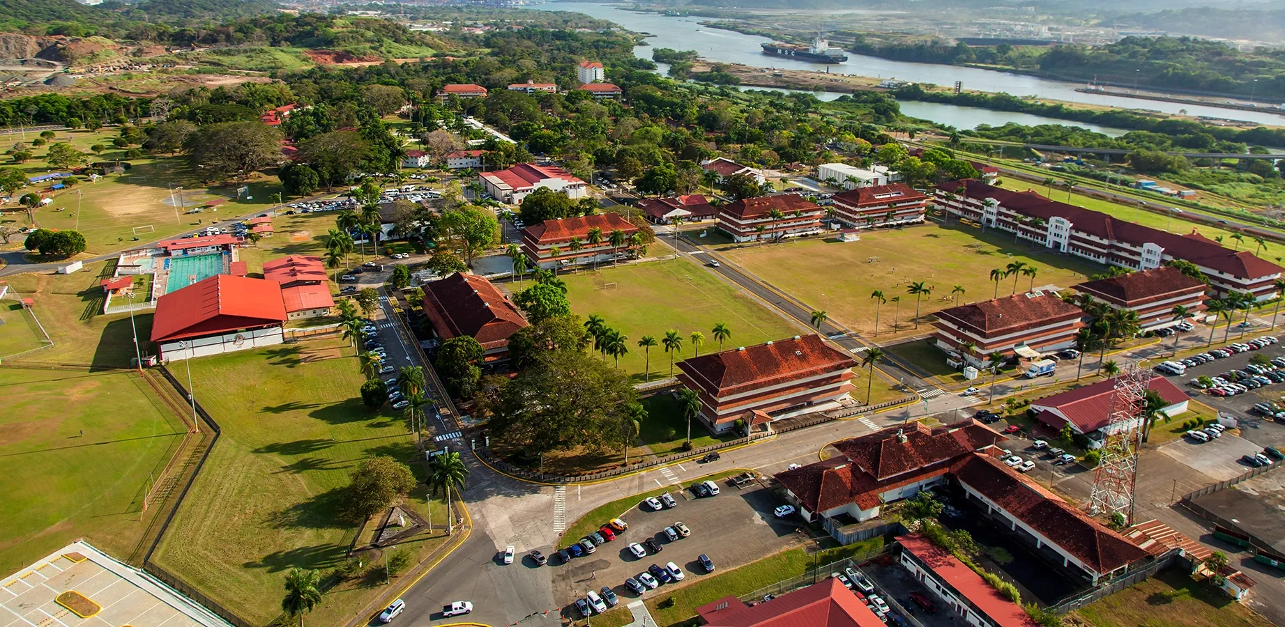 Vista aérea de los edificios y del complejo de Ciudad del Saber